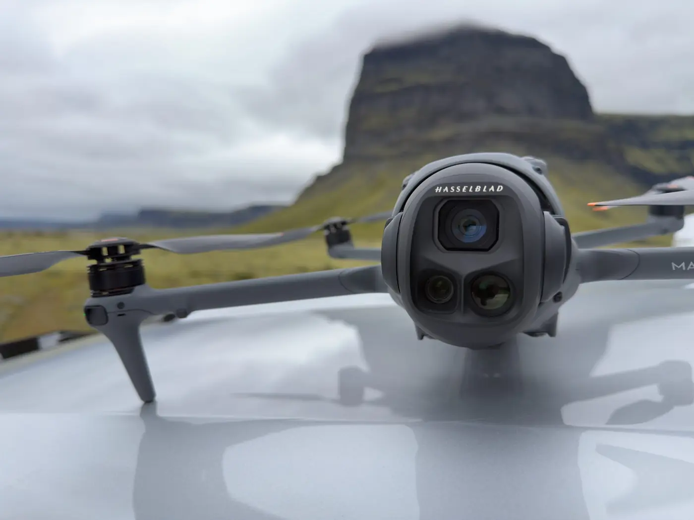 DJI Mavic 4 Pro с камерой Hasselblad крупным планом